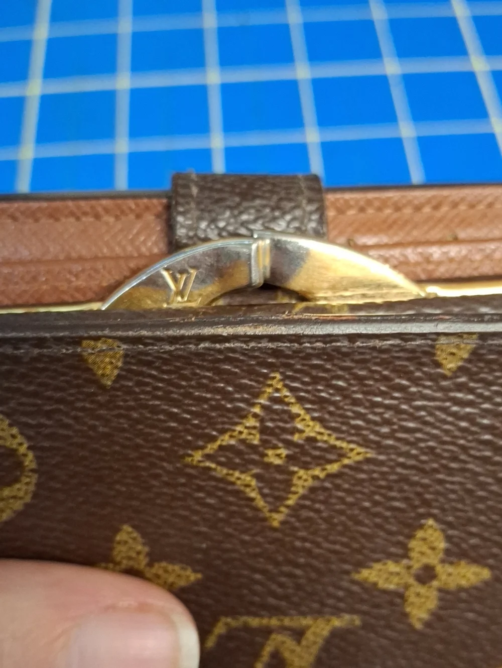 Louis Vuitton Monogram Snap Kiss Lock Wallet Brown Gold-Tone 5.5x3.5x1 Preowned